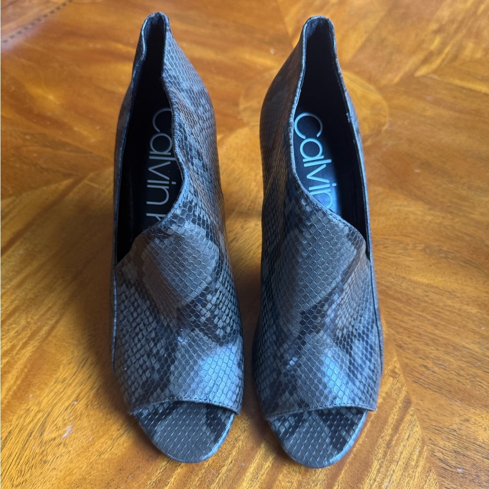 Calvin Klein Natassia Black Grey Leather Snake stiletto heel women size 8.5